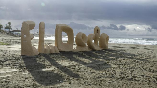 El Ayuntamiento cierra la playa de El Dedo temporalmente por una avería del colector de aguas residuales
