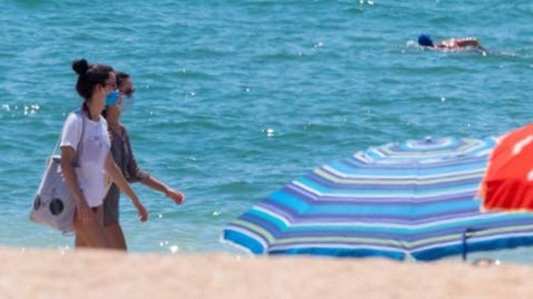 Andalucía restringe el aforo y elimina la barra libre en bodas y propone cerrar playas de 21,30 a 7,00 horas