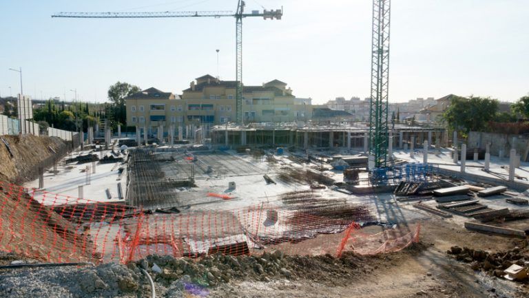 Avanza la construcción de 100 Viviendas de Protección Oficial en una parcela cedida por el Ayuntamiento de Estepona en la zona de Juan Benítez