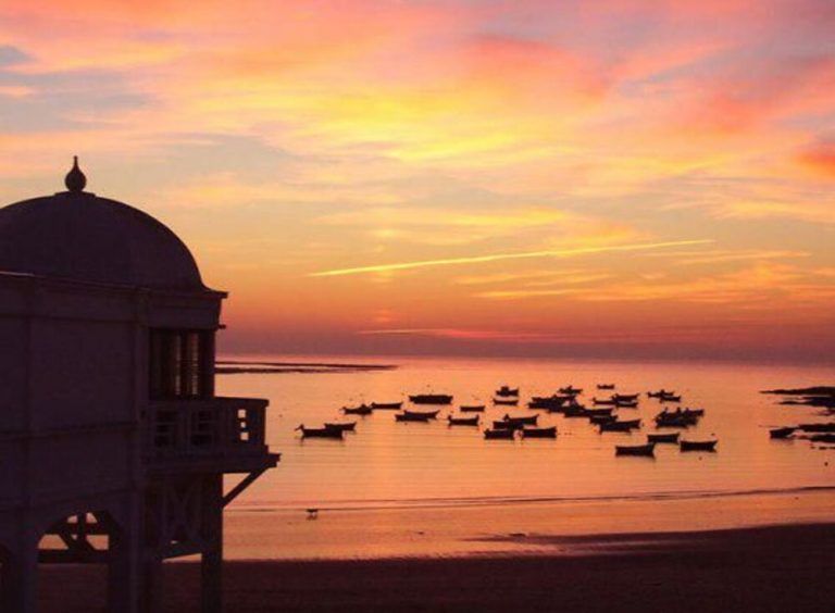 El atardecer en La Caleta, mejor de Andalucía y candidato al mejor de España
