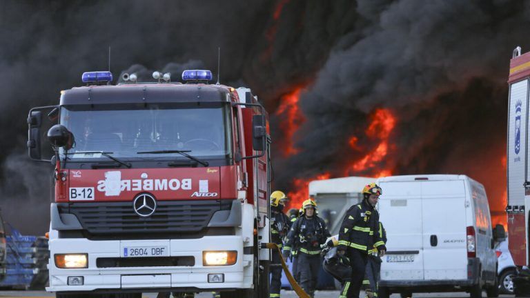 Controlado el incendio en un desguace del polígono Guadalhorce de Málaga