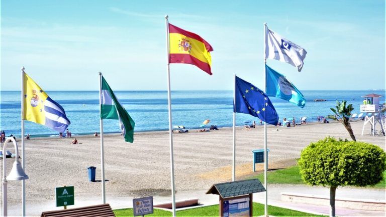Un estudio de la UMA descarta la presencia de restos víricos del SARS-COV2 en el agua de las playas del litoral rinconero