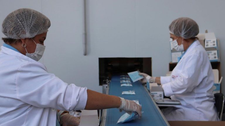 Las mascarillas más baratas de España se hacen en Pizarra