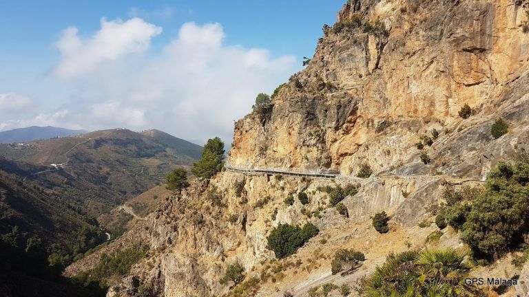 Muere una mujer tras caer por un precipicio en un sendero de Canillas del Aceituno
