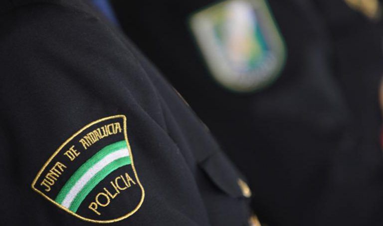 La Unidad de Policía Adscrita retira en Marbella a ocho menores en desamparo que vivían en tiendas de campaña