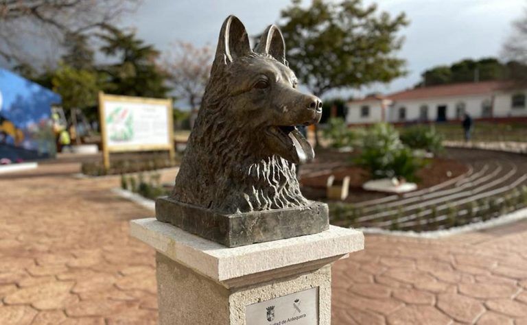 Antequera rinde homenaje al perro de la Guardia Civil Ajax con un busto ubicado en la glorieta Rojas Pérez