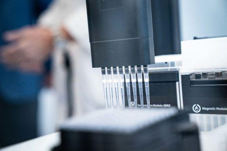 Opentrons, el robot que permite facilitar los análisis de PCR en Málaga