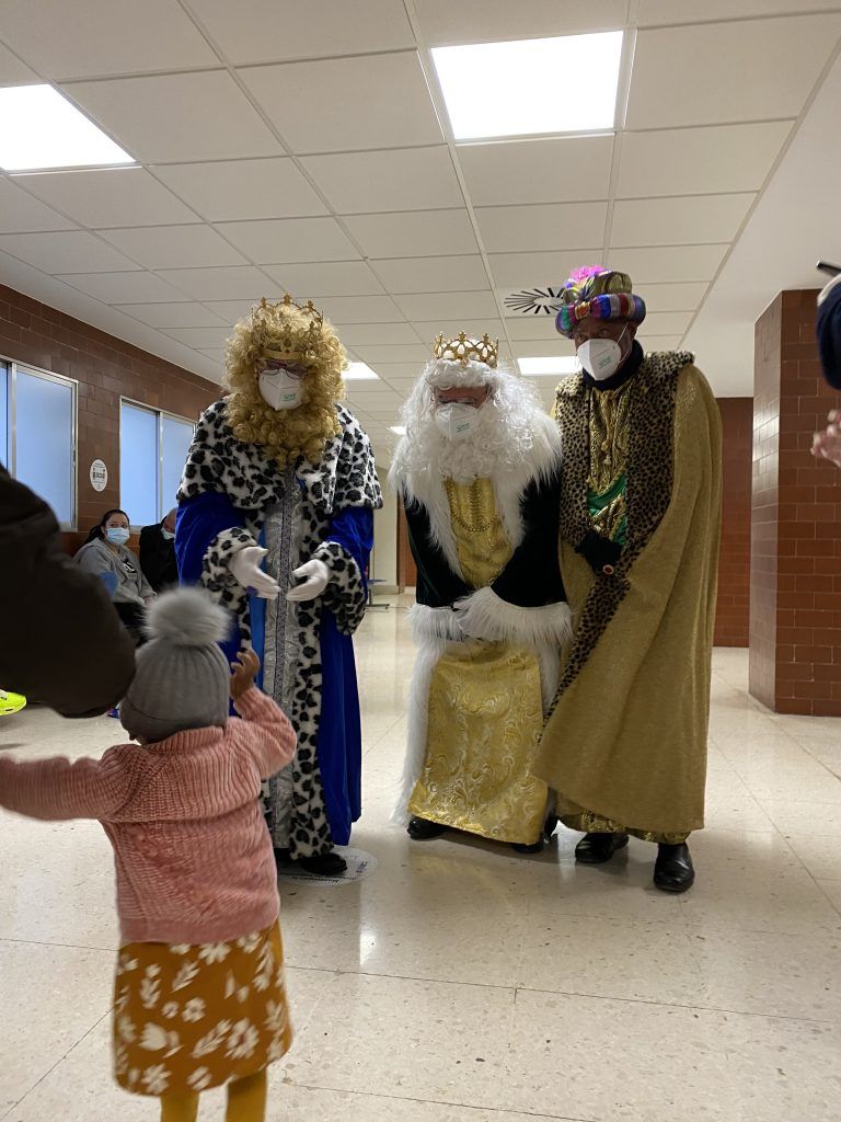 Los Reyes Magos reparten regalos a los niños y niñas ingresados en el Hospital Materno Infantil de Málaga