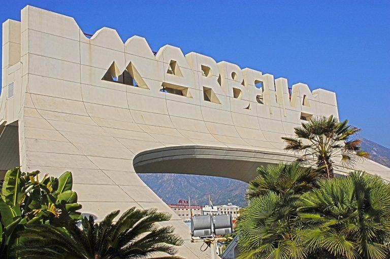 Herido muy grave un joven británico tras saltar a una piscina en Marbella desde un tercer piso
