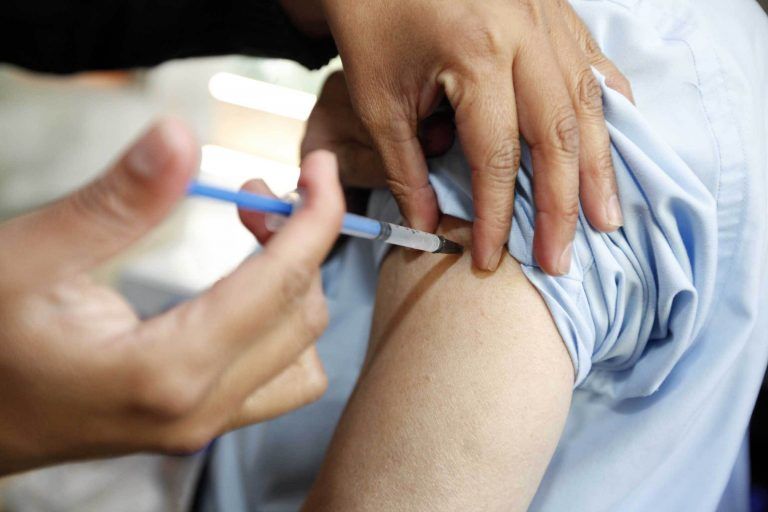 Una sola dosis de AstraZeneca o Pfizer reduce significativamente la probabilidad de infección