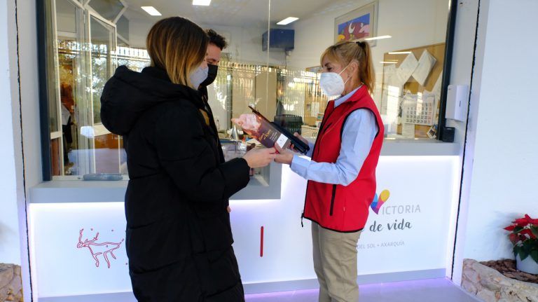 La Cueva del Tesoro presenta nuevos souvenirs turísticos con la imagen de la gruta e incorpora uniformidad a su personal