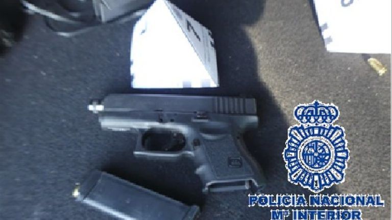 Detienen en Estepona al conductor de un vehículo con 4 kg de cocaína y un pistola