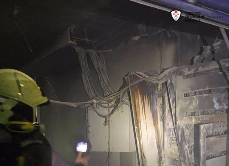 Bomberos extinguen un incendio eléctrico en una residencia de mayores en Estepona