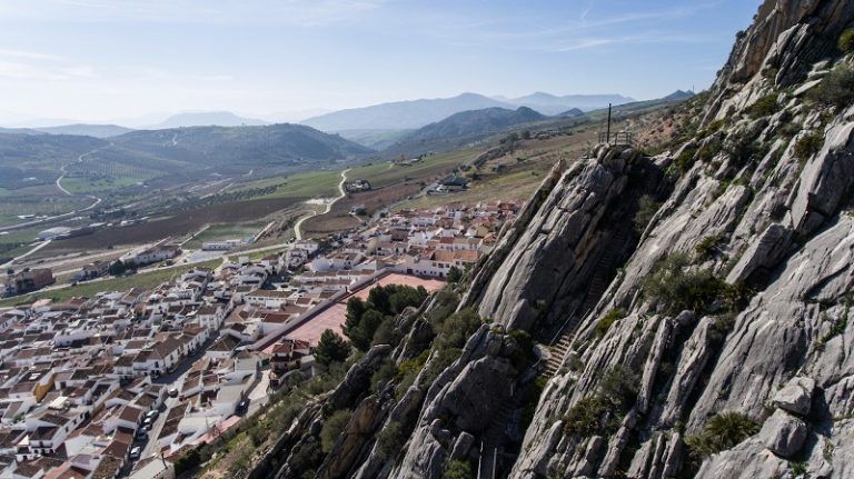 Rescatan y evacuan al hospital a un hombre tras una caída en la montaña en Valle de Abdalajís