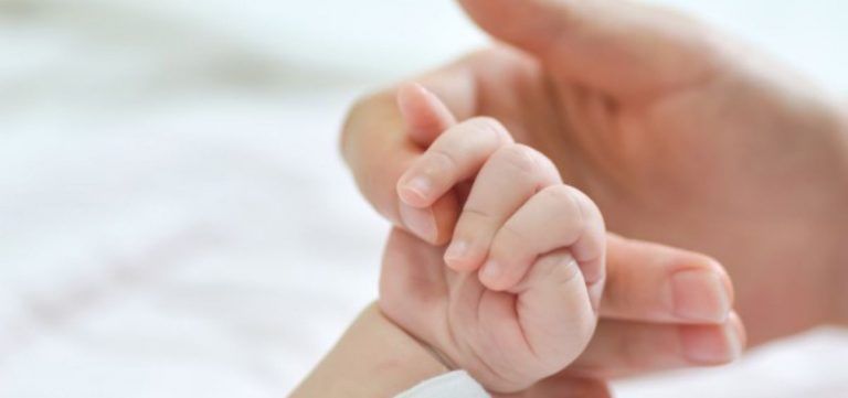 Detienen padres de un bebé que ingresó en hospital tras positivo en cocaína