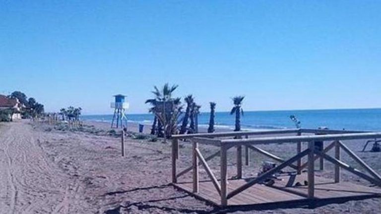 Hallan el cuerpo sin vida de una persona en la playa de Rincón de la Victoria
