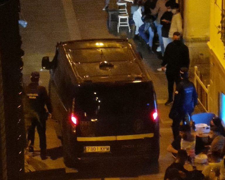 La Policía Local interviene en una aglomeración en calle Beatas