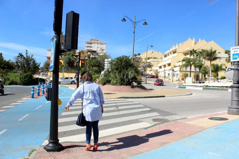 Pulsadores sin contacto en todos los semáforos de Estepona como medida antiCOVID
