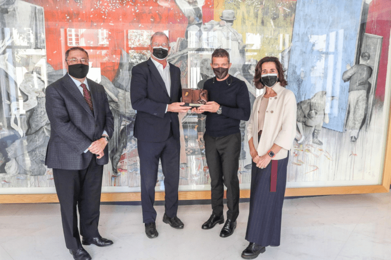 Antonio Banderas recibe el Premio Sport Cultura Barcelona por el Teatro Soho Caixabank