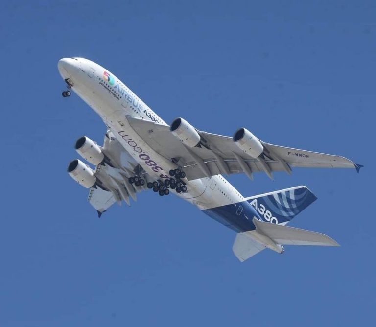 El Airbus de pasajeros A380, más grande del mundo ha realizado esta tarde maniobras en el aeropuerto de Málaga.