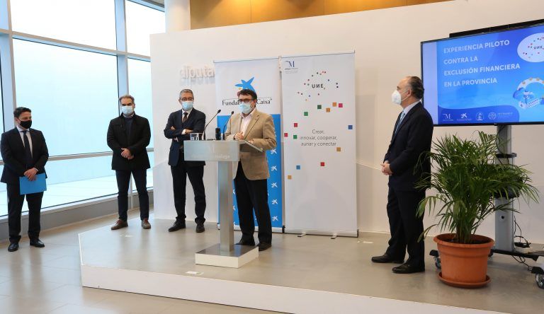 Comienza un proyecto piloto para sacar dinero en las farmacias de pueblos sin cajeros automáticos ni bancos