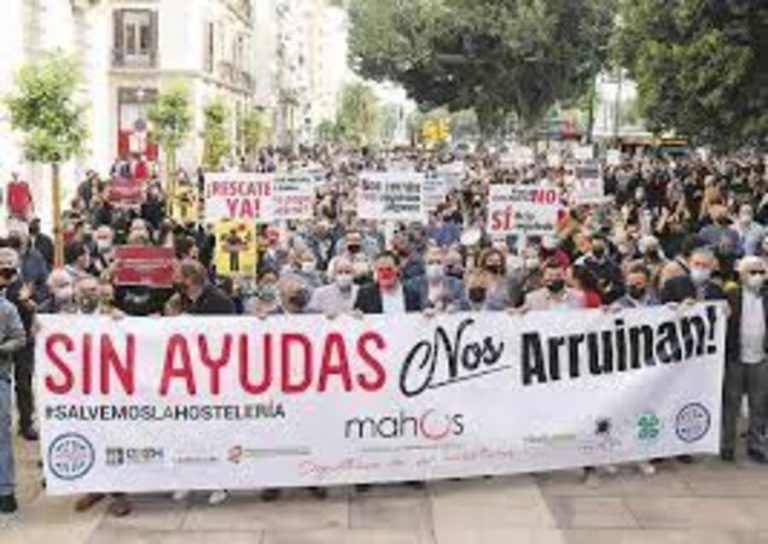 Los hosteleros protestan ante la «ruina» que ha cerrado el 25% de locales andaluces