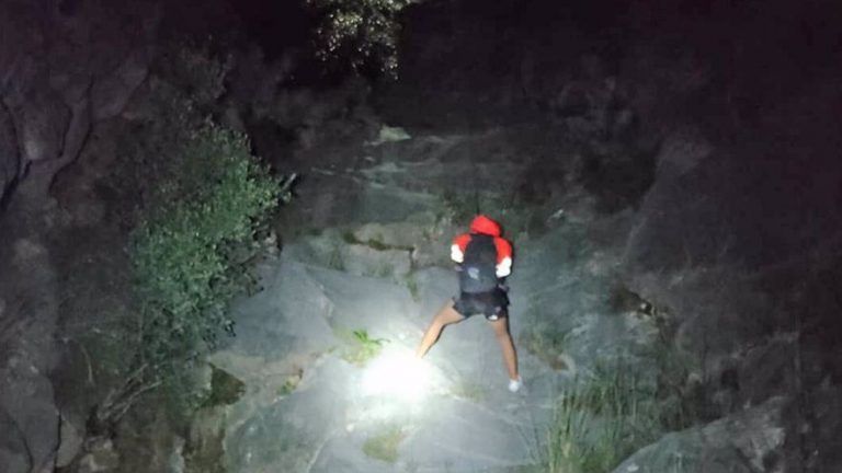 Bomberos de Marbella rescatan a cinco senderistas en intervenciones en arroyo Monchalbán y Los Monjes