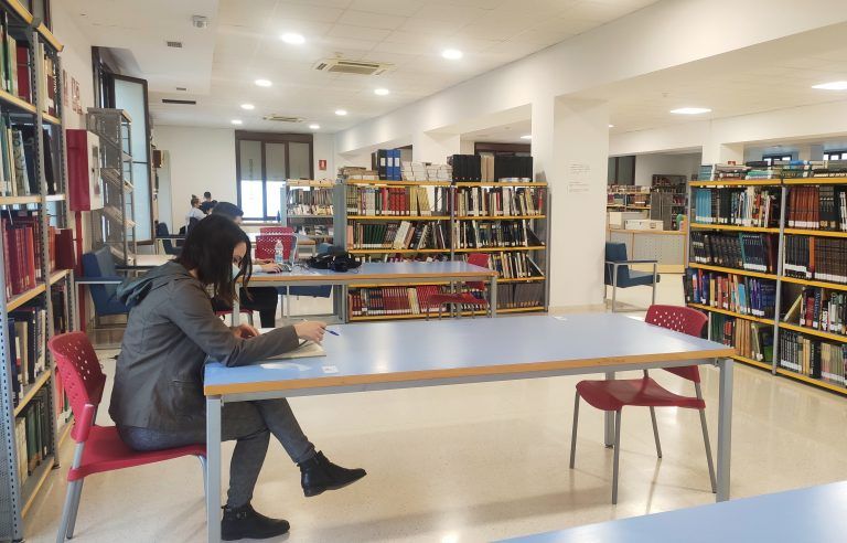 Estepona amplía los fondos de la Biblioteca Municipal con más de 2.500 libros durante 2020