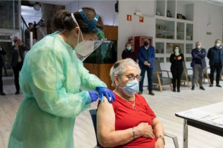 La vacuna funciona en las residencias de ancianos: de 771 muertes a la semana a solo 2