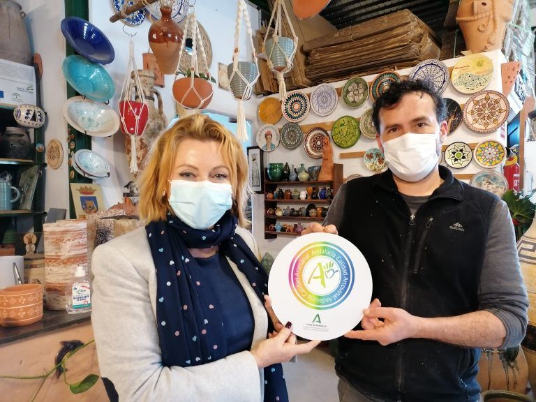 El taller malagueño «Cerámica Pascual Cózar» recibe el distintivo `Andalucía, Calidad Artesanal´que otorga la Consejería de Transformación Económica
