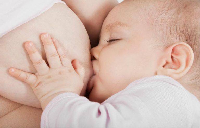 Las madres vacunadas con Pfizer y Moderna inmunizan a sus bebés a través de la leche materna