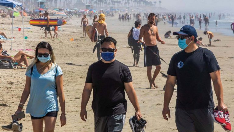 Sanidad rectifica y propondrá el uso de la mascarilla en las playas sólo para pasear o si no hay distancia