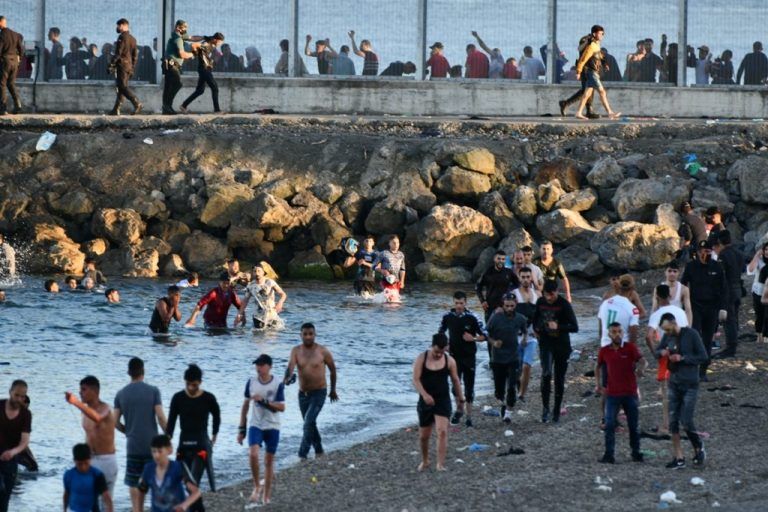 España moviliza al Ejército en Ceuta tras la entrada de más de 5.000 marroquíes