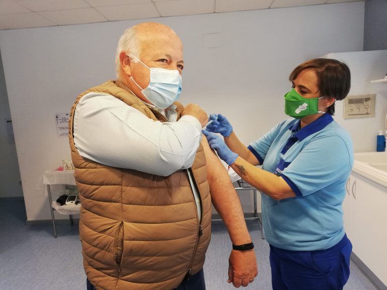 El consejero de Salud y Familias recibe la primera dosis de AstraZeneca