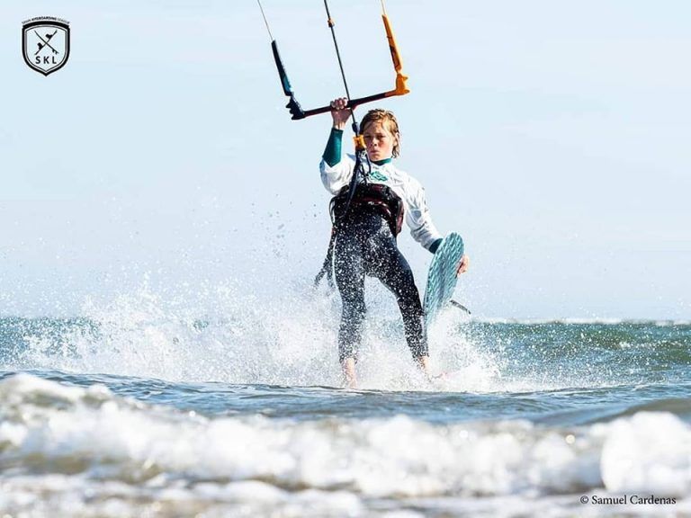 El esteponero Keanu Merten se proclama campeón de España de kitesurf con solo 15 años