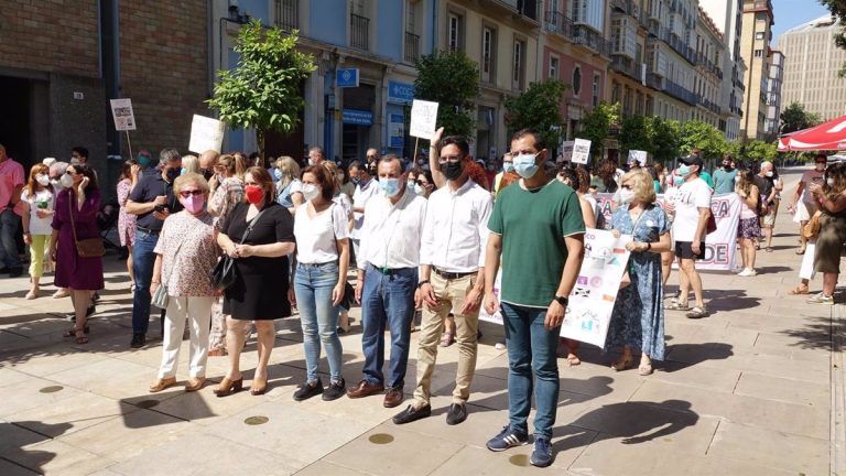 Unas 200 personas reivindican el regreso de la Maternidad al Hospital Virgen de la Victoria