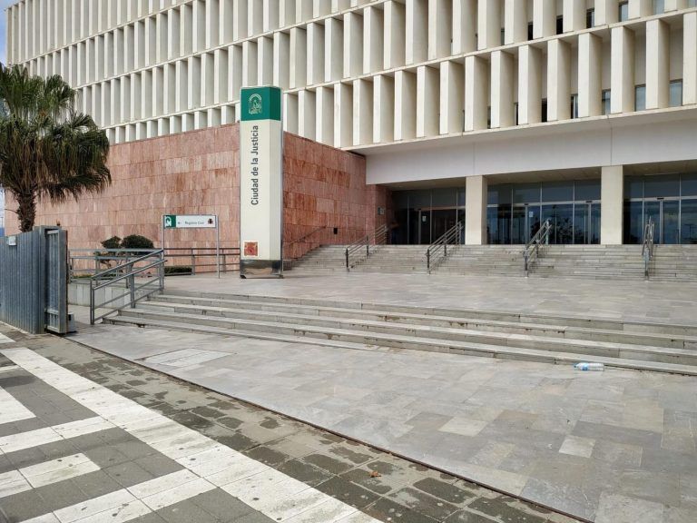 Juzgan a un hombre por apuñalar a otro tras discutir en un bar de Málaga