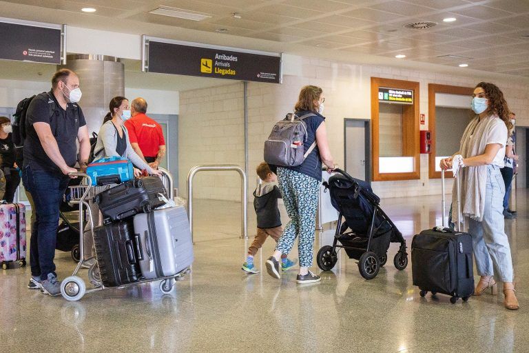 España se prepara para el desembarco de los británicos: las reservas se disparan un 400%