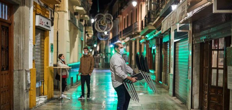 Los bares al aire libre en Andalucía cerrarán a la 1 pero sólo podrán servir hasta las 12