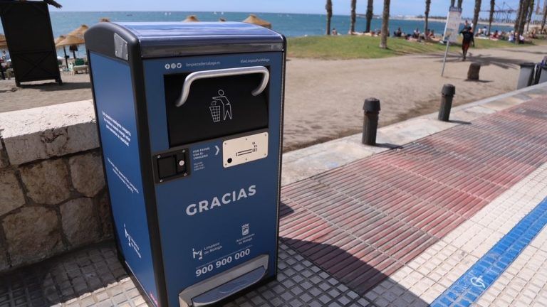 Málaga instala 100 papeleras solares que reducen la frecuencia de recogida y emisiones