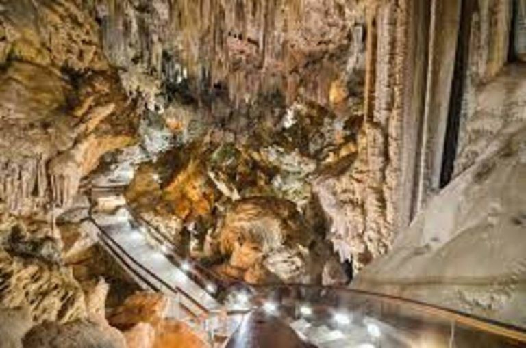 La Cueva de Nerja, al 70% de la afluencia de visitantes de antes de la pandemia