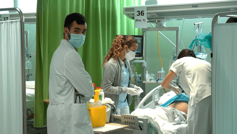 Muere una joven de 20 años contagiada de covid en un hospital de Marbella tras acudir siete veces a pedir ayuda médica