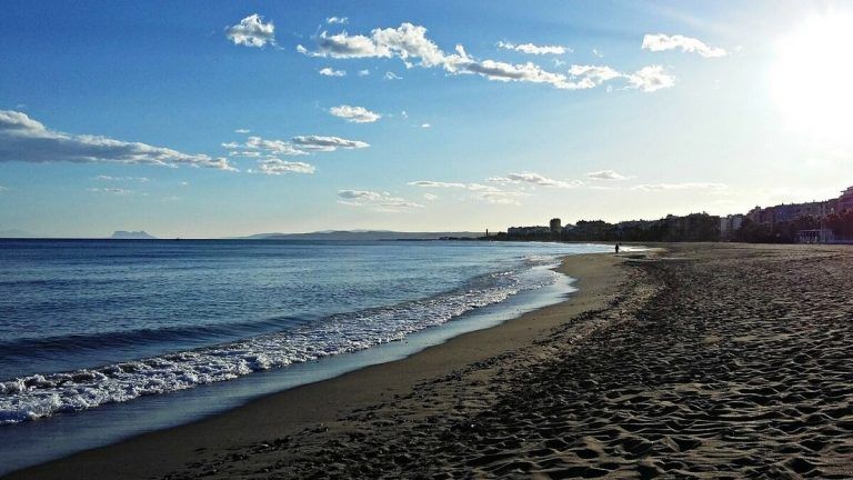 Rescatan en Estepona a un hombre a 200 metros de la orilla que se estaba ahogando tras luchar contra el fuerte oleaje