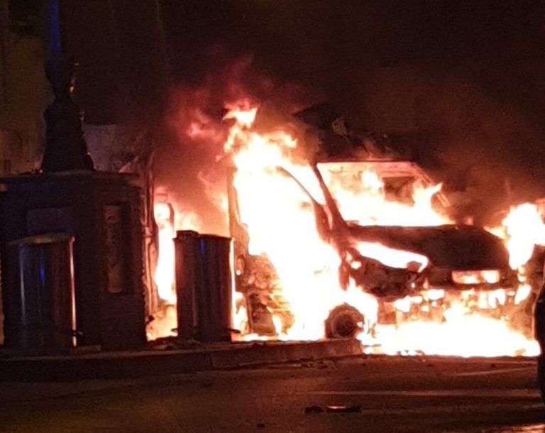 Seis vehículos y cinco fachadas afectadas por un incendio este lunes en Vélez-Málaga