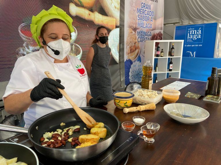 Blogueras, chefs y artesanas pasteleras rescatan el recetario tradicional malagueño en el Gran Mercado Sabor a Málaga