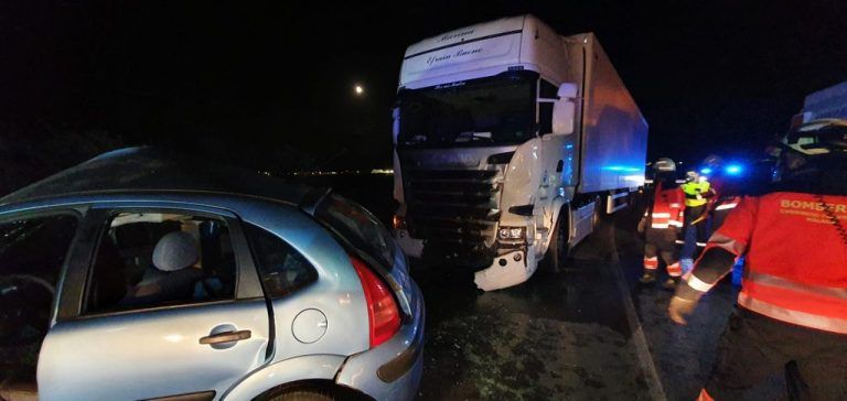 fallece una joven de 20 años y otro chico de 25 resulta herido al colisionar ayer noche un turismo y un camión en Antequera, Málaga