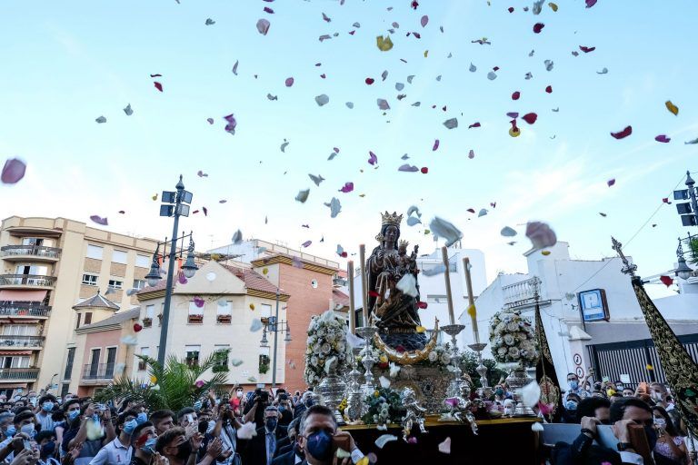 La Patrona de Málaga arropada por los malagueños en su traslado