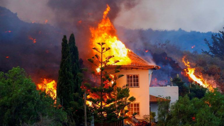 Siete carreteras cortadas y un colegio sepultado por la lava en La Palma
