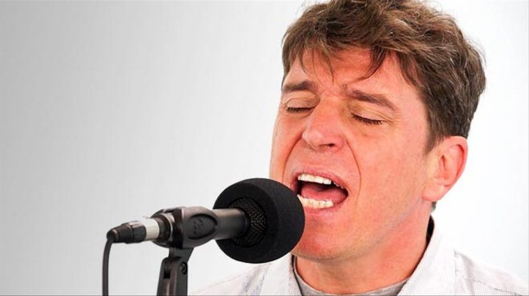 La historia del pop malagueño, a través de los ojos y la voz de Javier Ojeda