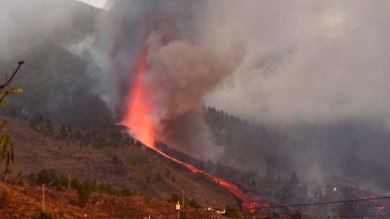 La nueva colada de lava amenaza a otras zonas y preocupa el deterioro de la calidad del aire La nueva colada de lava amenaza a otras zonas y preocupa el deterioro de la calidad del aire